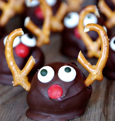 oreo-cream-cheese-reindeer-chocolate-truffles-Christmas-dessert-ideas